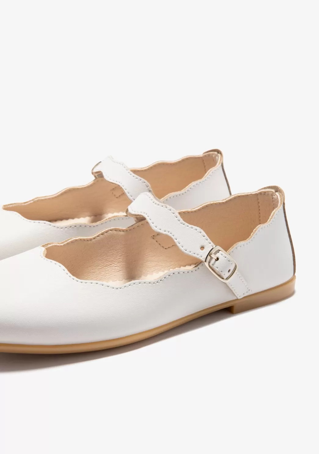 bailarinas_hebilla_ondas_beige_bw_3.webp Shop Bailarinas Hebilla Ondas Beige B&W Zapatos | Zapatos De Ceremonia