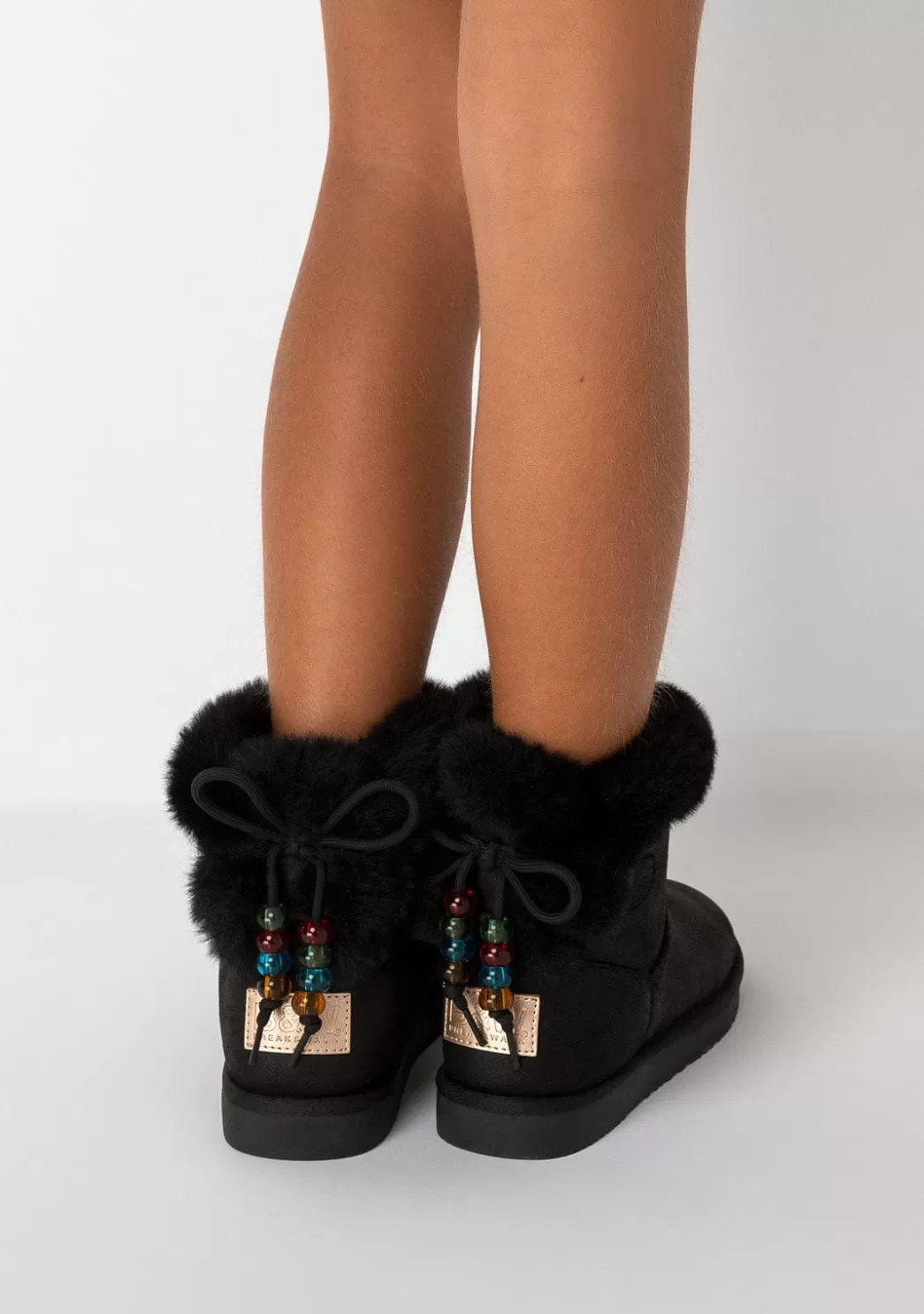 botas_australianas_cuentas_pelo_negro_bw_4.webp New Botas Australianas Cuentas Pelo Negro B&W Botas Australianas | Botas Australianas