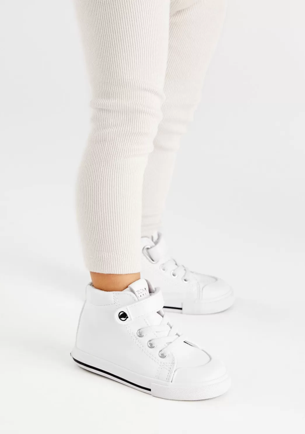 zapatillas_altas_respetuosas_blanco_6.webp Outlet Zapatillas Altas Respetuosas Blanco Zapatillas | Primeros Pasos - Respetuoso